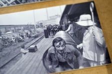 <p>Jedno ze zdjęć prezentowanych na wystawie "Niedziela w Hutmenie" w Muzeum Architektury we Wrocławiu</p>