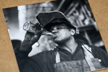 <p>Jedno ze zdjęć prezentowanych na wystawie "Niedziela w Hutmenie" w Muzeum Architektury we Wrocławiu</p>