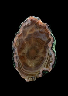 <p class="MsoNormal">Owoce &ldquo;Ziem Rzadkich&rdquo;</p>
<p class="MsoNormal">cykl makrofotografii; druk cyfrowy</p>
<p class="MsoNormal">2025</p>
<p class="MsoNormal">Okazy minerał&oacute;w z Krainy Wygasłych Wulkan&oacute;w (Pog&oacute;rze Kaczawskie), pozyskane w trakcie terenowych poszukiwań prowadzonych przez artyst&oacute;w; pochodzą z ich prywatnej kolekcji.</p>