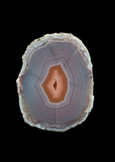 <p class="MsoNormal">Owoce &ldquo;Ziem Rzadkich&rdquo;</p>
<p class="MsoNormal">cykl makrofotografii; druk cyfrowy</p>
<p class="MsoNormal">2025</p>
<p class="MsoNormal">Okazy minerał&oacute;w z Krainy Wygasłych Wulkan&oacute;w (Pog&oacute;rze Kaczawskie), pozyskane w trakcie terenowych poszukiwań prowadzonych przez artyst&oacute;w; pochodzą z ich prywatnej kolekcji.</p>