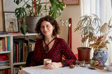 <p>Aleksandra Czudżak, wrocławska ilustratorka, graficzka w swoim mieszkaniu&nbsp;</p>