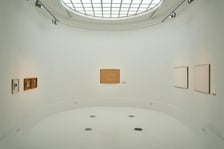 <p>Wystawa &bdquo;Wsch&oacute;d słońca na Zachodzie&rdquo; w Pawilonie Czterech Kopuł potrwa do końca maja</p>