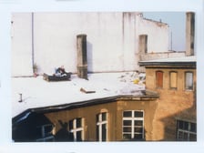 <p class="MsoNormal">Witek Zadziorko na dachu skłotu przy ul. Oławskiej 1990-1991</p>