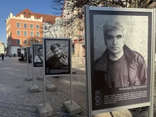 <p>Wystawa z okazji 65-lecia miesięcznika &bdquo;Odra&rdquo; na ul. Świdnickiej</p>