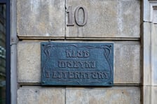 <p>Klub Muzyki i Literatury &ndash; tablica przy wejściu z placu Kościuszki</p>