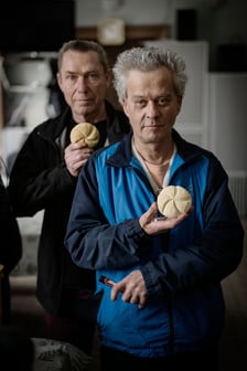 <p>dw&oacute;ch mężczyzn trzymających bułki</p>