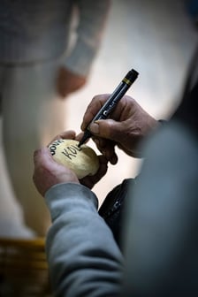 <p>podpisywanie kamiennej bułki</p>