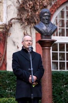 <p>dr Łukasz Kamiński, dyrektor Ossolineum, przed popiersiem J&oacute;zefa Maksymiliana Ossolińskiego&nbsp;</p>