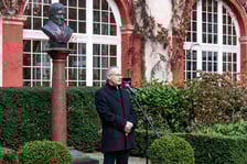 <p>dr Łukasz Kamiński, dyrektor Ossolineum, przed popiersiem J&oacute;zefa Maksymiliana Ossolińskiego&nbsp;</p>