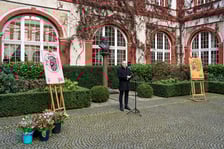 <p>dr Łukasz Kamiński, dyrektor Ossolineum, przed popiersiem J&oacute;zefa Maksymiliana Ossolińskiego&nbsp;</p>