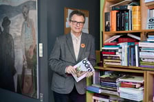 <p>Mariusz Urbanek w redakcji miesięcznika &bdquo;Odra&rdquo;, w tle obraz Edwarda Dwurnika&nbsp;</p>