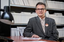 <p>Mariusz Urbanek w redakcji miesięcznika &bdquo;Odra&rdquo;</p>