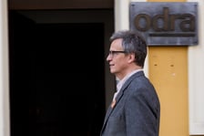 <p>Mariusz Urbanek przed wejściem do redakcji miesięcznika &bdquo;Odra&rdquo;</p>