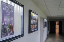 <p>Poliptyk &bdquo;Za czym kolejka ta stoi&rdquo; Mariana Wiekiery w Galerii ODSK &bdquo;Piast&rdquo;&nbsp;</p>