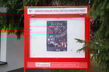 <p>Poliptyk &bdquo;Za czym kolejka ta stoi&rdquo; Mariana Wiekiery w Galerii ODSK &bdquo;Piast&rdquo;&nbsp;</p>