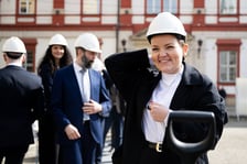 <p class="MsoNormal">Symboliczne &bdquo;wbicie łopaty&rdquo; pod budowę Muzeum Książąt Lubomirskich &ndash; minister kultury i dziedzictwa narodowego Marta Cienkowska</p>