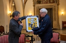 <p>Gala wręczenia Nagrody &bdquo;Odry&rdquo; w Ratuszu połączona z jubileuszem 65-lecia pisma &ndash; redaktor naczelny Mariusz Urbanek wręcza nagrodę Bohdanowi Zadurze</p>