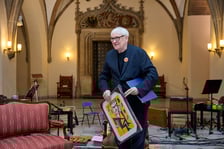 <p>Gala wręczenia Nagrody &bdquo;Odry&rdquo; w Ratuszu połączona z jubileuszem 65-lecia pisma &ndash; laureat Bohdan Zadura</p>