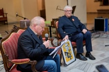 <p>Gala wręczenia Nagrody &bdquo;Odry&rdquo; w Ratuszu połączona z jubileuszem 65-lecia pisma &ndash; prof. Karol Maliszewski i laureat Bohdan Zadura</p>