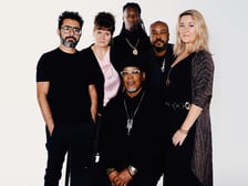 <p class="MsoNormal"><strong style="mso-bidi-font-weight: normal;">Dorota Piotrowska &amp; Sound Circle feat. Greg Osby</strong></p>
<p class="MsoNormal">To muzyczne spotkanie kultur, kt&oacute;re łączy mistrzostwo jazzu z energią i r&oacute;żnorodnością muzyki z wielu zakątk&oacute;w świata. Międzynarodowy kolektyw, złożony z artyst&oacute;w z USA, Polski, Libanu, Kuby i Norwegii tworzy unikalną przestrzeń dźwiękową, gdzie jazz staje się uniwersalnym językiem porozumienia.</p>
<p class="MsoNormal">Koncert ten jest jednocześnie premierą pierwszej płyty zespołu zatytułowanej &bdquo;Voices of Human Consciousness&rdquo;. Na czele stoi Dorota Piotrowska, mieszkająca we Wrocławiu perkusistka, kt&oacute;ra spędziła osiem lat na nowojorskiej scenie jazzowej.</p>
<p class="MsoNormal">Greg Osby to saksofonista altowy i sopranowy, kompozytor, producent, artysta, kt&oacute;ry kształtował brzmienie nowoczesnego jazzu od lat osiemdziesiątych XX wieku. Od 1985 roku grał w najważniejszych klubach Nowego Jorku. Wsp&oacute;łpracował z takimi gigantami jak Herbie Hancock, Andrew Hill, Jack DeJohnette, Jim Hall, Geri Allen i Dizzy Gillespie.</p>
<p class="MsoNormal">Hildegunn &Oslash;iseth to norweska trębaczka, kt&oacute;ra po studiach osiedliła się w Południowej Afryce. Często łączy brzmienie tradycyjnych instrument&oacute;w z elektroniką. Odnajduje się zar&oacute;wno jako liderka, jak i członkini zespoł&oacute;w (m.in. Trondheim Jazz Orchestra, Marilyn Mazur&rsquo;s Shamania, Jazz Baltica Ensemble oraz jej własny kwartet).</p>
<p class="MsoNormal">Ameen Saleem to kontrabasista z USA, kt&oacute;ry wsp&oacute;łpracował z artystami takimi jak Roy Hargrove, The Chris Parker Trio, Winard Harper Sextet, Farnell Newton Marcus Reynolds Quintet oraz wieloma innymi wybitnymi muzykami.</p>
<p class="MsoNormal">Tarek Yamani to libański pianista i kompozytor, laureat prestiżowej nagrody Thelonious Monk International Jazz Composer's Award. Eksperymentuje z łączeniem tradycji arabskiej i muzyki afroamerykańskiej i eksploruje rytmy P&oacute;łwyspu Arabskiego. Występował z legendami jazzu oraz w prestiżowych salach i festiwalach na całym świecie. Jego tw&oacute;rczość obejmuje r&oacute;wnież kwartety smyczkowe, kompozycje filmowe i publikacje naukowe poświęcone rytmice.</p>
<p class="MsoNormal">Barbaro Crespo &bdquo;Machito&rdquo; to kubański perkusjonista, wyr&oacute;żniający się własnym językiem muzycznym i mistrzowskimi umiejętnościami perkusyjnymi. Od ponad piętnastu lat występuje na festiwalach, w teatrach i telewizji. Od 2013 roku związany jest z najpopularniejszym zespołem rumby na Kubie &ndash; Adonis y Osain del Monte, a w latach 2017&ndash;2020 wsp&oacute;łtworzył francusko-kubański projekt afrojazzowy &bdquo;Que vola&rdquo;.</p>
<p class="MsoNormal"><strong>Firlej, 25.04.2026, 23:00.</strong></p>
<ul>
<li class="MsoNormal">Dorota Piotrowska &ndash; perkusja / drums</li>
<li class="MsoNormal">Greg Osby &ndash; saksofon / saxophone</li>
<li class="MsoNormal">Hildegunn &Oslash;iseth &ndash; trąbka, bukkehorn / trumpet, bukkehorn</li>
<li class="MsoNormal">Ameen Saleem &ndash; kontrabas / double bass</li>
<li class="MsoNormal">Tarek Yamani &ndash; fortepian / piano</li>
<li class="MsoNormal">Barbaro Crespo &bdquo;Machito&rdquo; &ndash; perkusjonalia / percussion</li>
</ul>