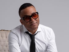 <p class="MsoNormal"><strong style="mso-bidi-font-weight: normal;">Gonzalo Rubalcaba Trio with Ernesto Simpson &amp; Felipe Cabrera</strong></p>
<p class="MsoNormal">Gonzalo Rubalcaba należy do najwybitniejszych wsp&oacute;łczesnych pianist&oacute;w jazzowych. Magazyn Piano &amp; Keyboard umieścił go w 1999 roku na liście wielkich pianist&oacute;w XX wieku, obok Glenna Goulda, Marthy Argerich i Billa Evansa. Sir Simon Rattle nazwał go &bdquo;najbardziej utalentowanym pianistą na świecie&rdquo;, a Dizzy Gillespie w 1985 roku stwierdził, że jest to &bdquo;największy pianista, jakiego słyszał przez ostatnie dziesięć lat&rdquo;.</p>
<p class="MsoNormal">Fundamentem jego charakterystycznego stylu jest pełna synteza trzech odrębnych tradycji (muzyki klasycznej, kubańskiej i amerykańskiej tradycji jazzowej) w nowoczesną całość. Sam opisuje to jako świadomy projekt artystyczny: &bdquo;Na Kubie znaleźliśmy spos&oacute;b, by eksplorować i rozwijać afrykańskie korzenie razem z europejską muzyką klasyczną, z muzyką innych kraj&oacute;w, jak Meksyk oraz z jazzową kulturą Ameryki&rdquo;. Wymiar klasyczny jest przy tym nie tylko inspiracją, lecz częścią jego warsztatu &ndash; wykształcony w konserwatorium, występował z orkiestrami symfonicznymi.</p>
<p class="MsoNormal"><strong>Impart Centrum, 25.04.2026, 19:00.</strong></p>
<ul>
<li class="MsoNormal">Gonzalo Rubalcaba &ndash; fortepian/piano</li>
<li class="MsoNormal">Ernesto Simpson &ndash; perkusja/drums</li>
<li class="MsoNormal">Felipe Cabrera &ndash; kontrabas/double bass</li>
</ul>