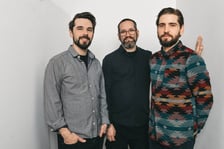 <p class="MsoNormal"><strong style="mso-bidi-font-weight: normal;">Pablo Held Trio</strong></p>
<p class="MsoNormal">Pablo Held to jeden z najbardziej intrygujących pianist&oacute;w i kompozytor&oacute;w wsp&oacute;łczesnego jazzu europejskiego. Wszyscy wielcy artyści, posiadający własny, indywidualny styl, wymykają się istniejącym ramom, stąd też pr&oacute;ba umieszczenia jego muzyki w ściśle określonym gatunku jest skazana na niepowodzenie.</p>
<p class="MsoNormal">W swojej estetyce i języku muzycznym Pablo Held odwołuje się do wsp&oacute;łczesnych technik improwizatorskich, kt&oacute;re inaczej, ale w pewien pokrewny spos&oacute;b, stosowali np. Wayne Shorter w kwartecie i Brad Mehldau w trio. Jego tw&oacute;rczość cechuje podobne podejście &ndash; swobodnie operuje melodią, harmonią i rytmem, ale jednocześnie formą i strukturą utwor&oacute;w. Przy całym nowatorstwie na szczeg&oacute;lną uwagę zasługuje osadzony w tradycji jazzowej i swingu jego kunszt improwizatorski.</p>
<p class="MsoNormal"><strong>Impart Centrum, 26.04.2026, 19:00.</strong></p>
<ul>
<li class="MsoNormal">Pablo Held &ndash; fortepian / piano</li>
<li class="MsoNormal">Robert Landfermann &ndash; kontrabas / double bass</li>
<li class="MsoNormal">Jonas Burgwinkel &ndash; perkusja / drums</li>
</ul>