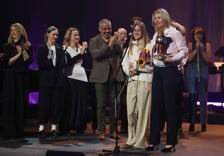 Wręczenie nagród w Konkursie Aktorskiej Interpretacji Piosenki na PPA. Na zdjęciu m.in. Monika Padewska, zwyciężczyni konkursu oraz Renata Granowska, wiceprezydent Wrocławia