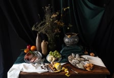 <p>Na zdjęciu st&oacute;ł zainscenizowany do sesji zdjęciowej wystawy &bdquo;Pieśń o roladzie, czyli Wrocław od kuchni&rdquo;&nbsp;</p>