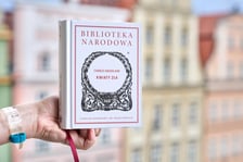 <p>Charles Baudelaire, &bdquo;Kwiaty zła&rdquo;, seria Biblioteka Narodowa, wstęp i opracowanie Tomasz Swoboda, Wydawnictwo Ossolineum</p>