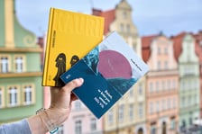 <p>Frode Grytten, &bdquo;Dzień, w kt&oacute;rym umarł Nils Vik&rdquo;, przełożyła Katarzyna Tunkiel, Łukasz Siskiewicz, &bdquo;Kauri&rdquo;, Państwowy Instytut Wydawniczy</p>