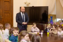 <p>Dzieci ze Szkoły Podstawowej 99, przy ul. Głubczyckiej 3, klasa III &ndash; 24 dzieci i klasa II &ndash; 23 dzieci</p>