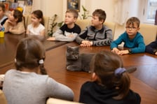 <p>Dzieci ze Szkoły Podstawowej 99, przy ul. Głubczyckiej 3, klasa III &ndash; 24 dzieci i klasa II &ndash; 23 dzieci</p>