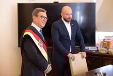 <p>Wizyta młodzieży w gabinecie prezydenta Wrocławia Jacka Sutryka&nbsp;</p>