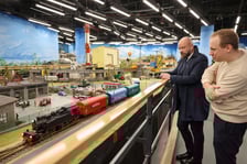 <p>Prezydent Wrocławia Jacek Sutryk ogląda makietę w Kolejkowie</p>