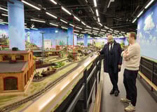 <p>Prezydent Wrocławia Jacek Sutryk ogląda makietę w Kolejkowie</p>