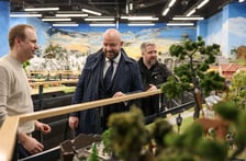 <p>Prezydent Wrocławia Jacek Sutryk ogląda makietę w Kolejkowie</p>