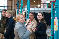 <p>Wrocławscy kupcy i urzędnicy podczas misji gospodarczej w Berlinie. Wnętrze Makthalle Neun.</p>
