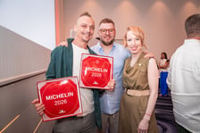 Uczestnicy uroczystości wręczenia plakiet przewodnika Michelin 2026.