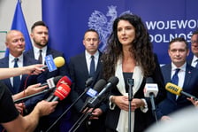 <p>Konferencja prasowa w Dolnośląskim Urzędzie Wojew&oacute;dzkim, 10.08.2026. Przy mikrofonie wojewoda dolnośląski, Anna Żabska.&nbsp;</p>