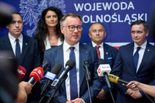 <p>Konferencja prasowa w Dolnośląskim Urzędzie Wojew&oacute;dzkim, 10.08.2026. Przy mikrofonie wiceprezes Agencji Rozwoju Przmysłu S.A., Łukasz Kotapski.</p>