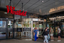 Centrum handlowe Wroclavia zmienia nazwę. Trwa montaż nowego logotypu "Westfield Wroclavia", 01.09.2026 r.