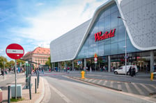 Centrum handlowe Wroclavia zmienia nazwę. Trwa montaż nowego logotypu "Westfield Wroclavia", 01.09.2026 r.