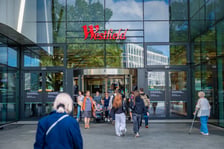 Centrum handlowe Wroclavia zmienia nazwę. Trwa montaż nowego logotypu "Westfield Wroclavia", 01.09.2026 r.