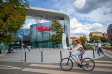 Centrum handlowe Wroclavia zmienia nazwę. Trwa montaż nowego logotypu "Westfield Wroclavia", 01.09.2026 r.