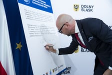 Jakub Mazur, wiceprezydent Wrocławia podpisuje deklarację o współpracy przy Forum Ekonomicznym w Karpaczu