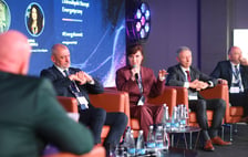 Magdalena Okulowska (w środku z mikrofonem) podczas panelu dyskusyjnego na Energy Summit – Dolnośląskim Szczycie Energetycznym.