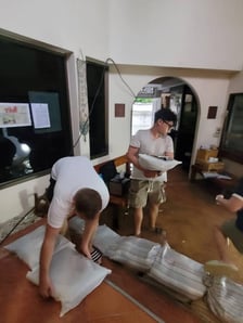 Akcji ratowania szkoły w  Bangkoku – to właśnie w drodze do niej narodził się pomysł na portal floodboard.org