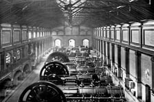 Wnętrze elektrowni przy ul. Łowieckiej. Zdjęcie z lat 1900-1930 (jakość zdjęcia poprawiona przy użyciu AI)