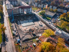 Na Brochowie, od lipca br. TBS Wrocław buduje 200 mieszkań na wynajem na terenie u zbiegu ulic: Ignacego Mościckiego, Semaforowej, Pakistańskiej i Wietnamskiej. Zdjęcie z drona pokazuje postęp prac w październiku 2026 r.