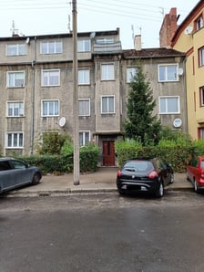Jesionowa 32/4, Krzyki. Powierzchnia: 36,40 m?. Cena wywoławcza: 370 000 zł. Lokal mieszkalny składa się z pokoju, przedpokoju, kuchni, łazienki oraz przynależnej komórki w piwnicy o powierzchni 2,85 m?. Lokal położony na I piętrze (II kondygnacja). Data przetargu: 29.09.2023.